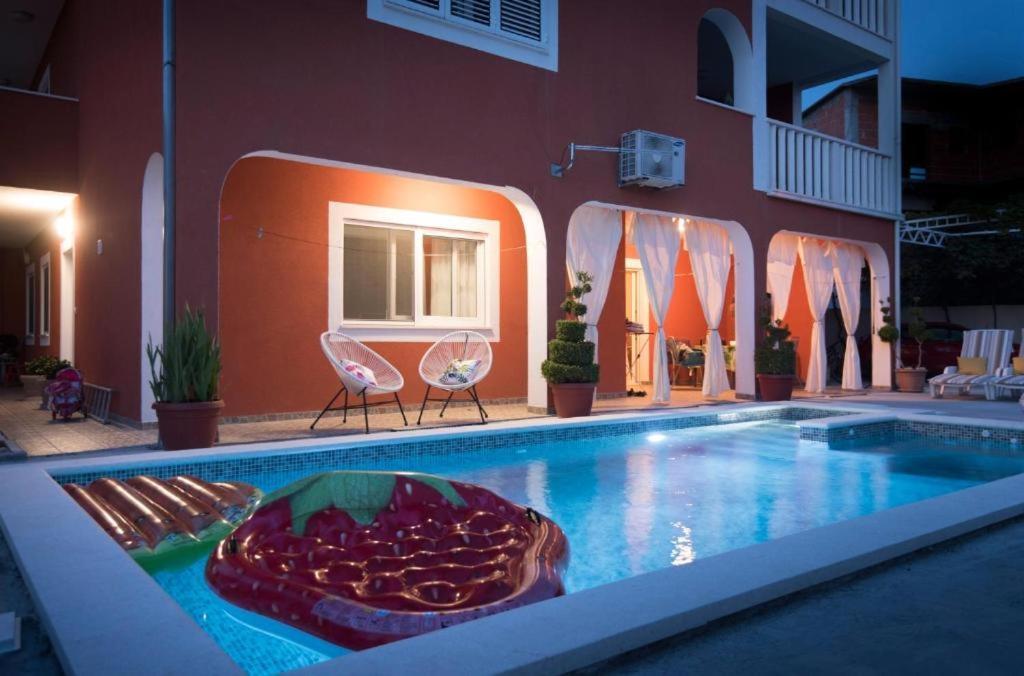Villa J&J Apartments Residence With Swimming Pool Подстрана Экстерьер фото