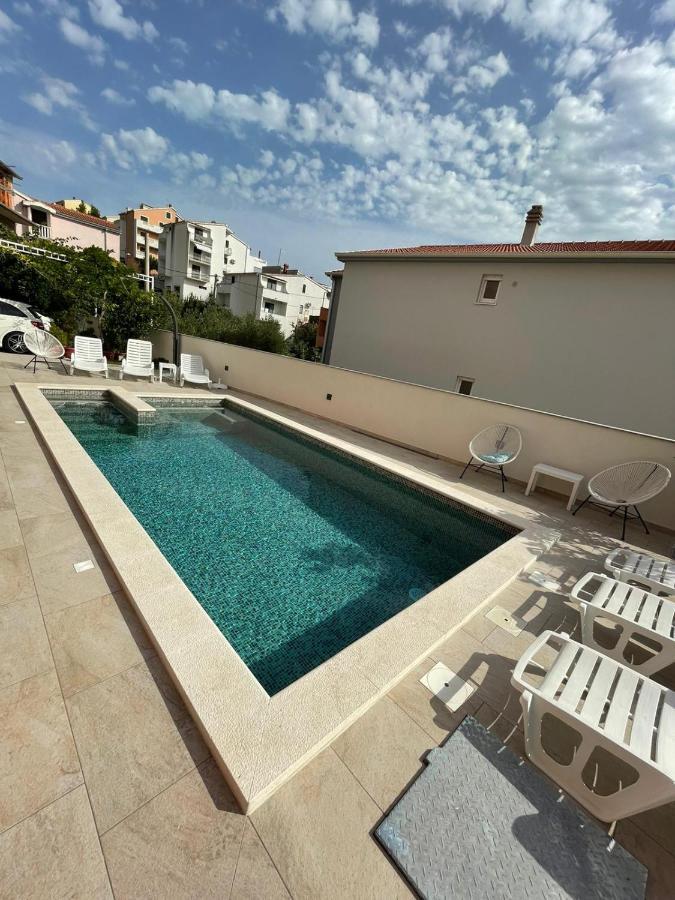 Villa J&J Apartments Residence With Swimming Pool Подстрана Экстерьер фото